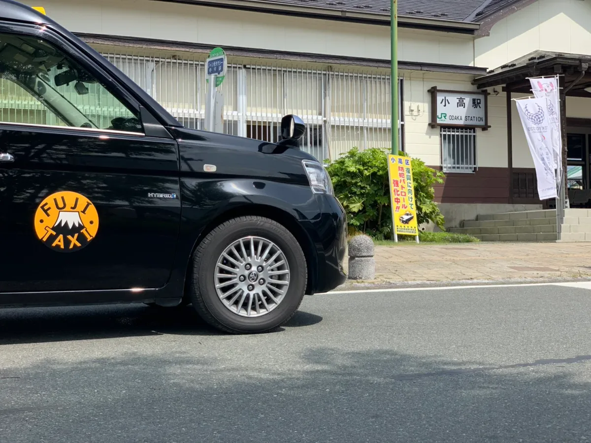 小高駅前に停車する富士タクシー車両