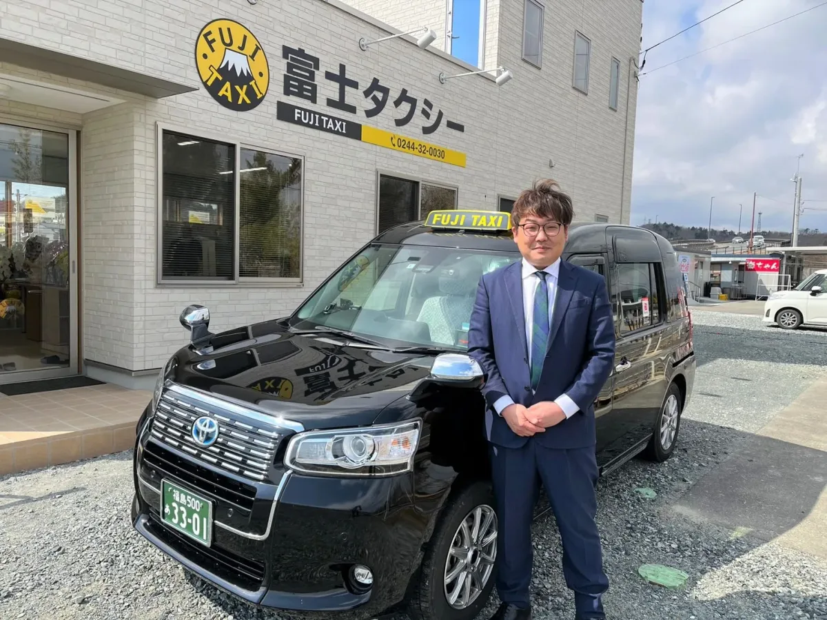 富士タクシー 社長と車両・店舗外観