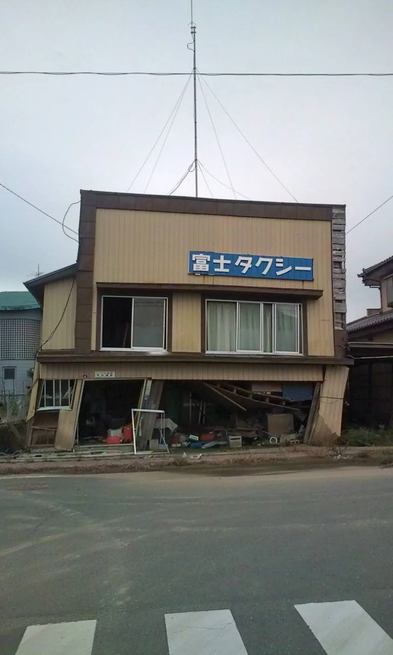 震災で倒壊した富士タクシー社屋（小高区）